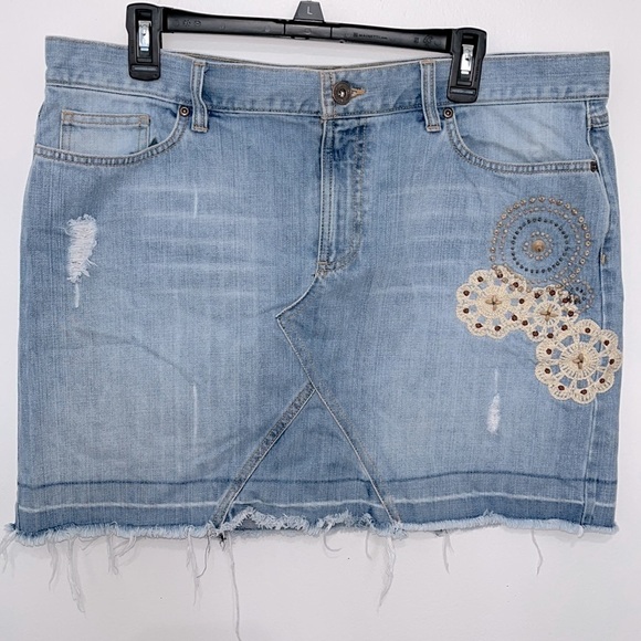 Old Navy’s Jeans ultra low waist stonewashed boho distressed frayed mini skirt. - Picture 2 of 6